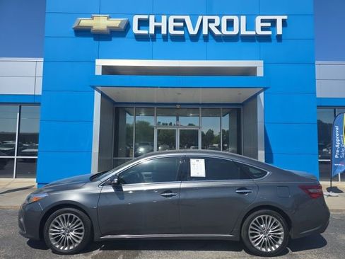 Used 2018 Toyota Avalon Limited FWD image 2