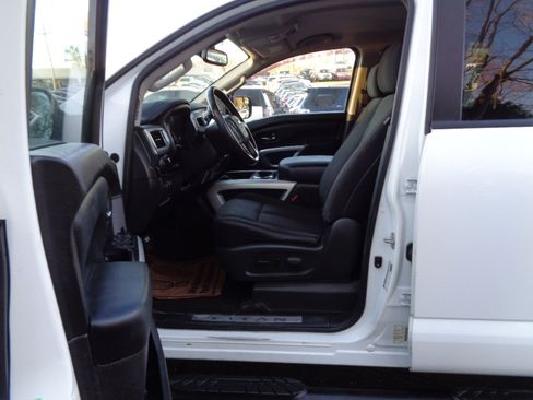 Used 2018 Nissan Titan SV w/ SV Convenience Package image 14