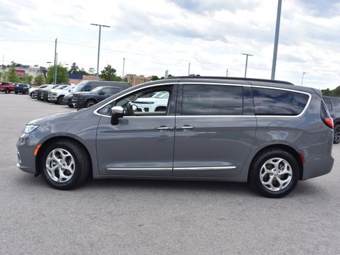 Used 2023 Chrysler Pacifica Limited FWD image 6
