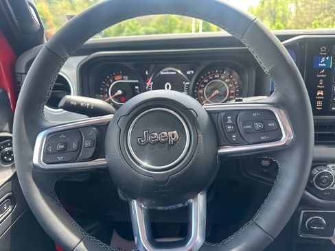 Used 2025 Jeep Wrangler Unlimited Sahara AWD/4WD image 19