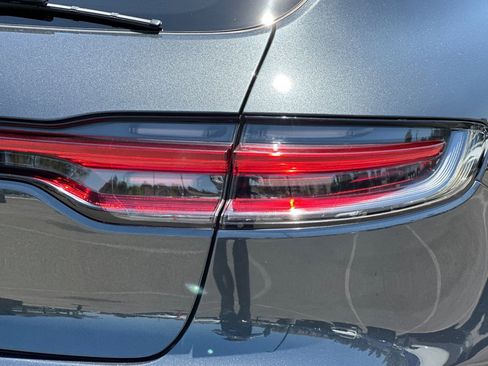 Certified 2022 Porsche Macan AWD/4WD image 28