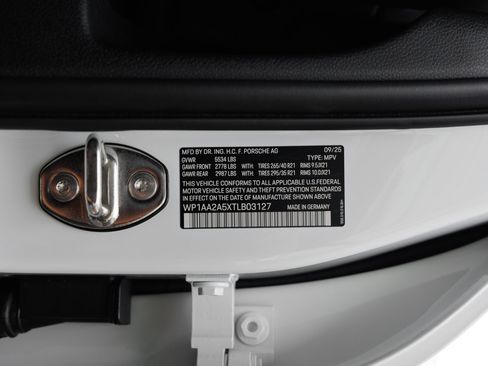 Certified 2026 Porsche Macan AWD/4WD image 43