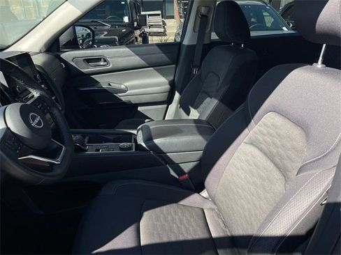 Used 2024 Nissan Pathfinder SV image 10
