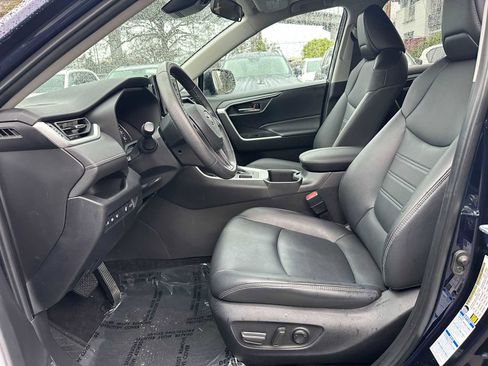 Used 2022 Toyota RAV4 XLE Premium image 19
