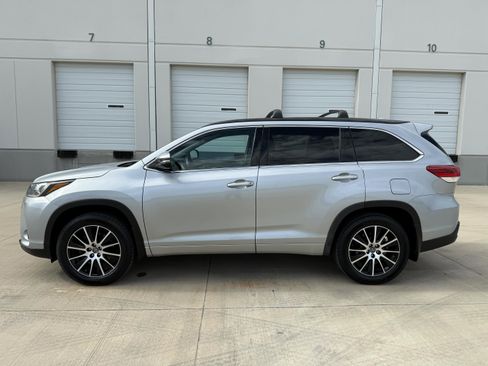 Used 2017 Toyota Highlander SE w/ Carpet Mat Package AWD/4WD image 4