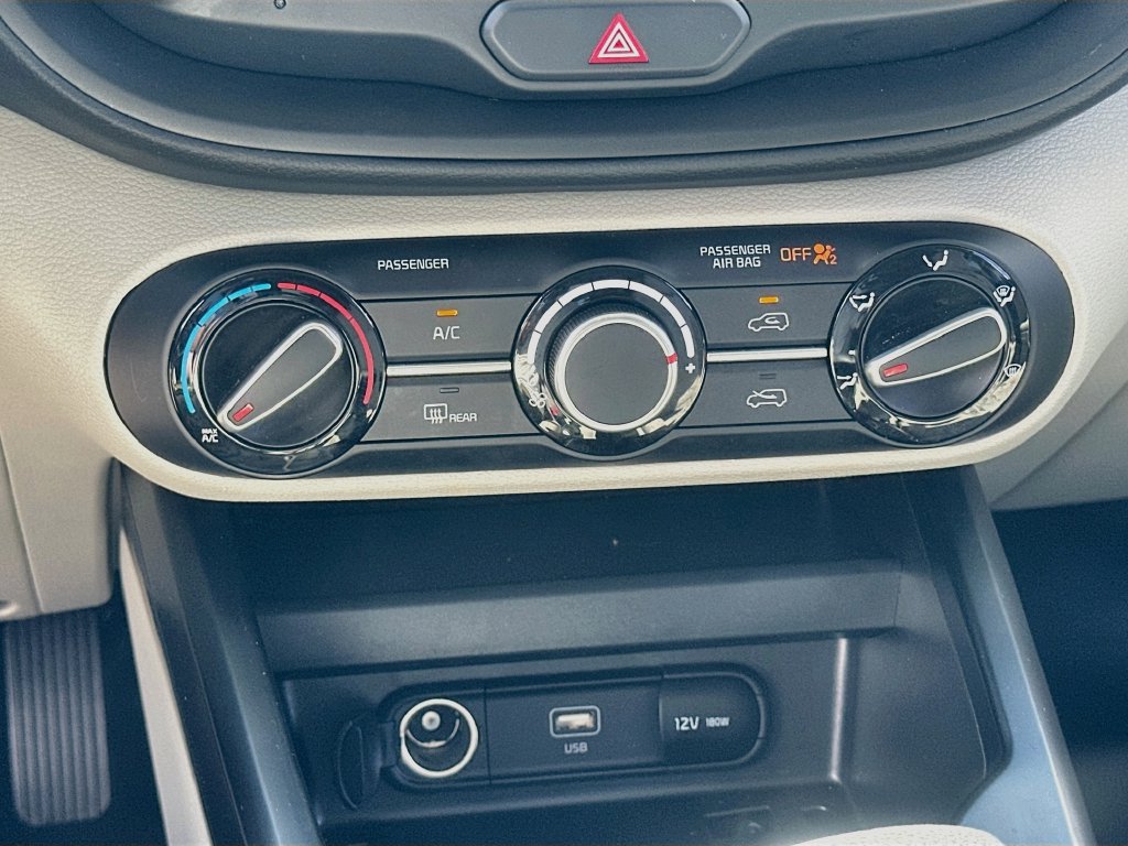 Used 2025 Kia Soul LX w/ LX Technology Package FWD image 15