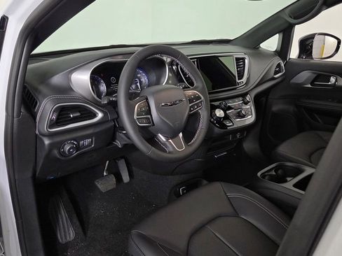 New 2026 Chrysler Pacifica Select image 14