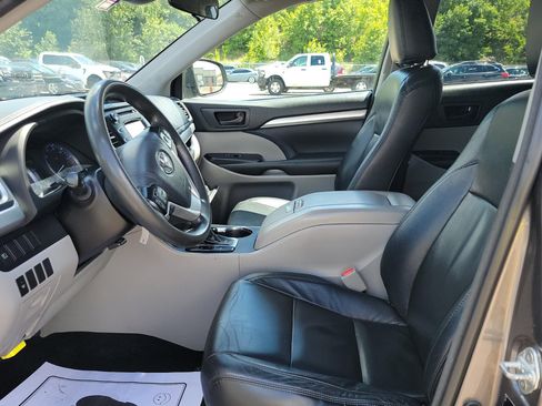 Used 2018 Toyota Highlander LE AWD/4WD image 6