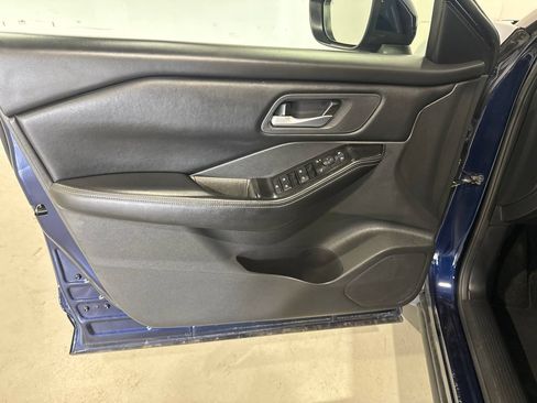 Used 2025 Nissan Rogue SV AWD/4WD image 16