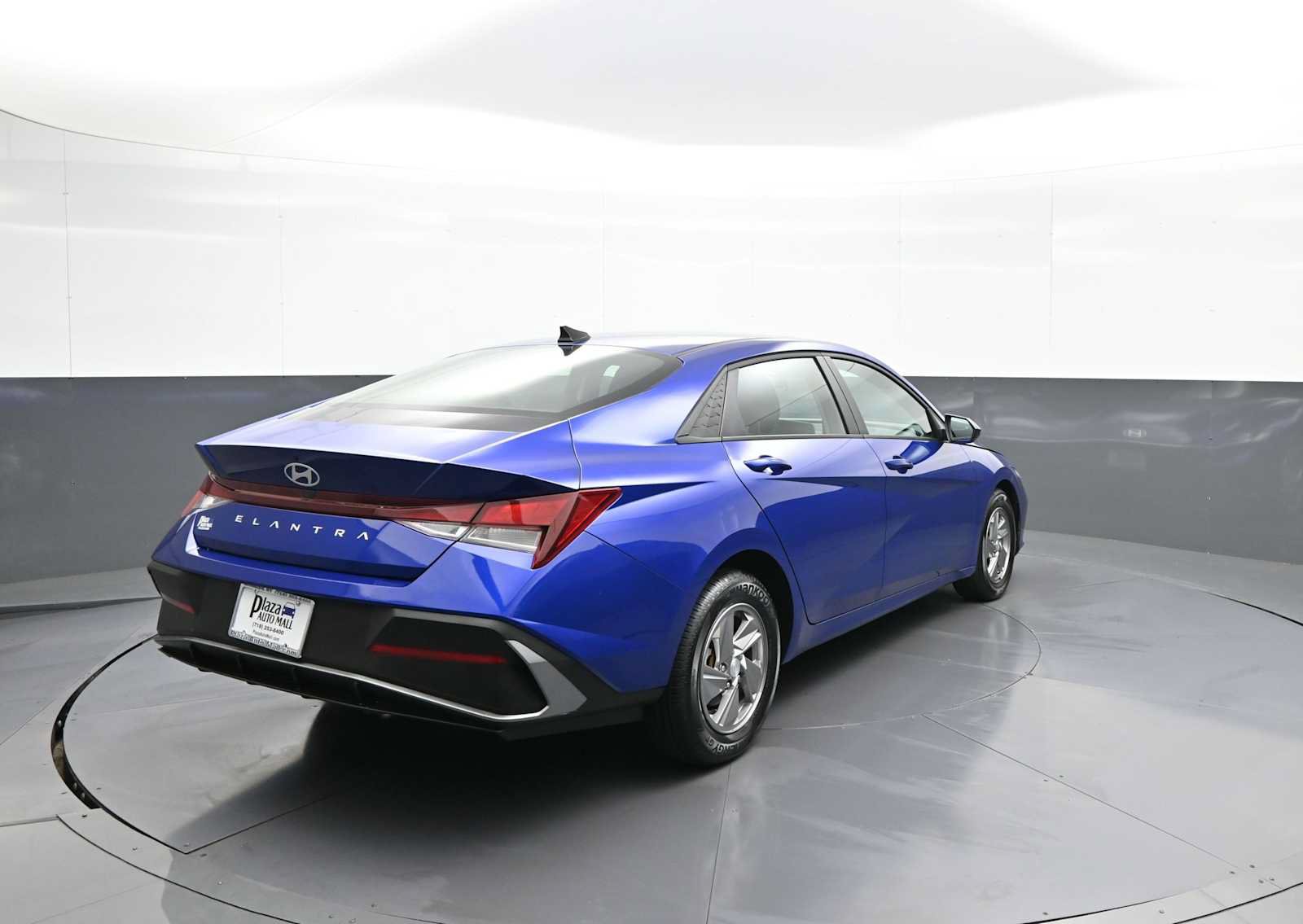 Certified 2025 Hyundai Elantra SE w/ Cargo Package FWD image 6