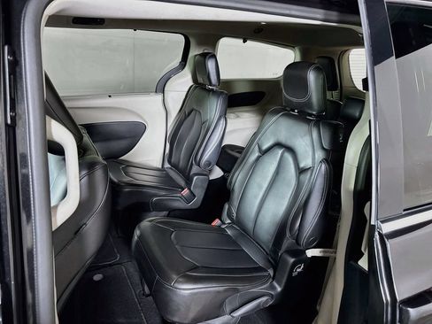 Used 2023 Chrysler Pacifica Touring-L FWD image 18