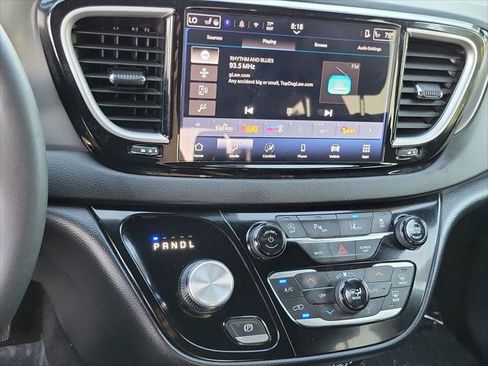 Certified 2025 Chrysler Pacifica Select FWD image 15