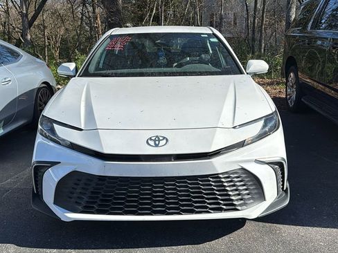 Used 2025 Toyota Camry SE w/ Convenience Package image 2