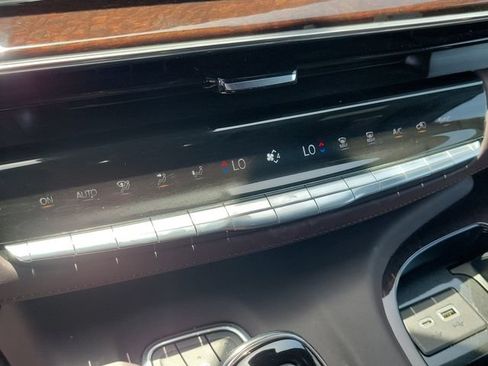 Certified 2022 Cadillac Escalade Premium Luxury Platinum AWD/4WD image 39