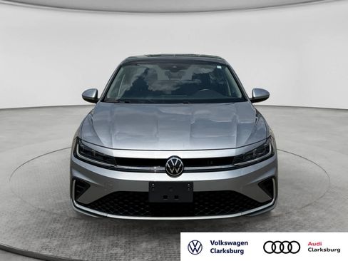 Used 2025 Volkswagen Jetta SE FWD image 2