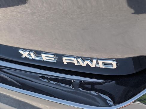 Used 2022 Toyota Highlander XLE AWD/4WD image 9