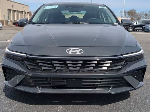 Used 2025 Hyundai Elantra Limited FWD image 8