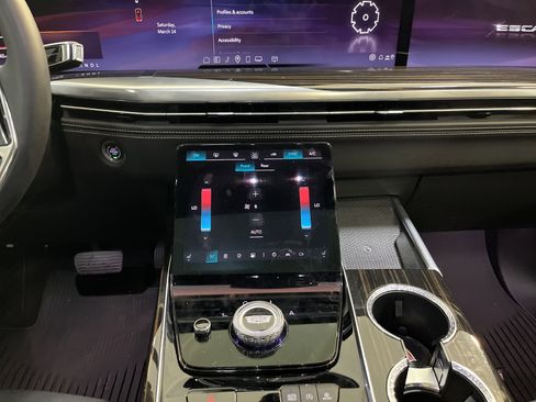 Used 2025 Cadillac Escalade Premium Luxury image 9