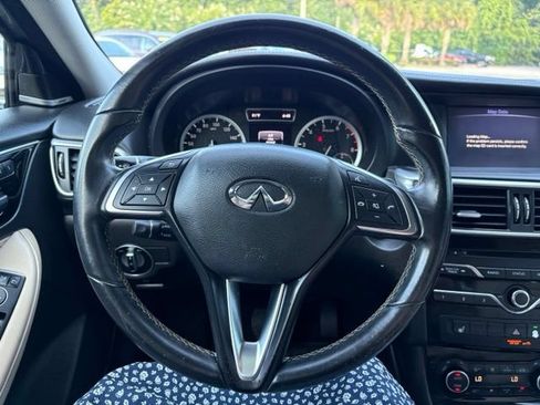 Used 2017 INFINITI QX30 Premium w/ Navigation Package FWD image 13