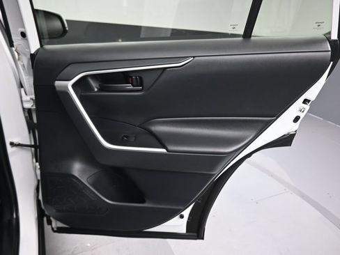 Used 2019 Toyota RAV4 LE FWD image 32