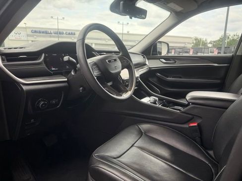 Used 2023 Jeep Grand Cherokee Limited w/ Luxury Tech Group II AWD/4WD image 6