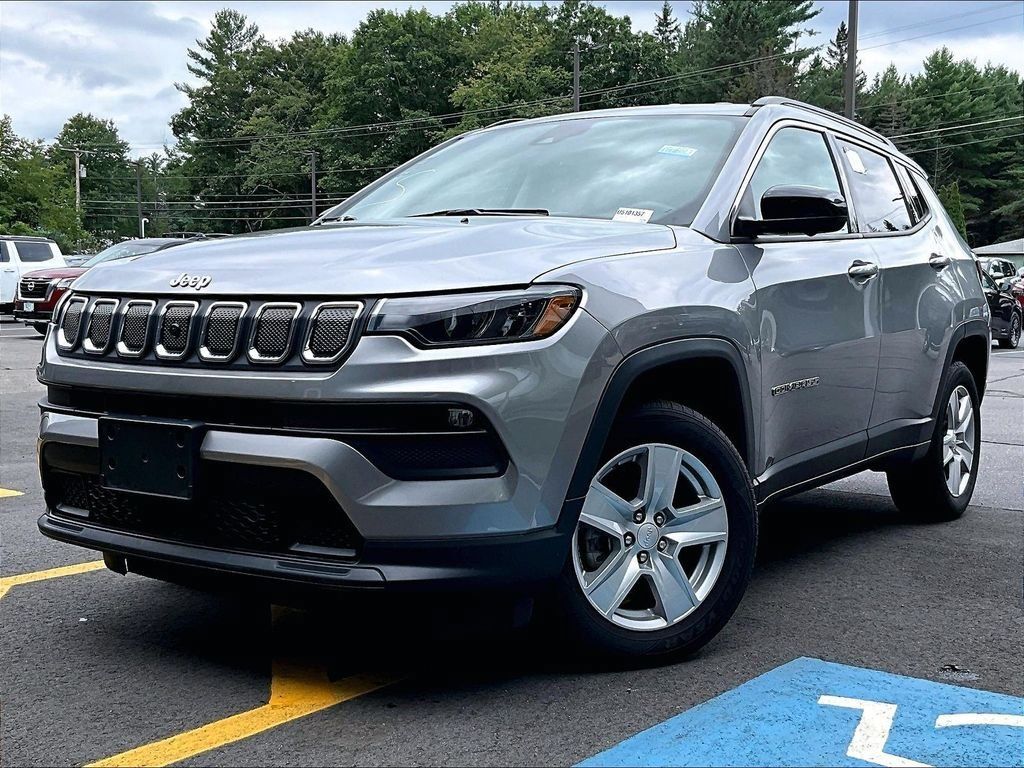 Used 2022 Jeep Compass Latitude w/ Convenience Group AWD/4WD image 3