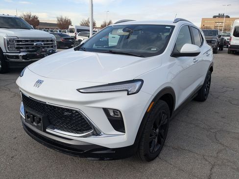 Used 2024 Buick Encore GX Sport Touring image 10