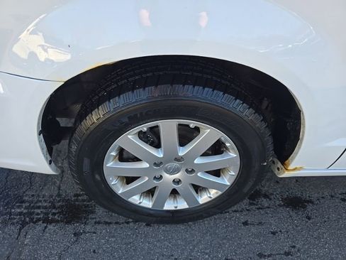 Used 2014 Chrysler Town & Country Touring image 8