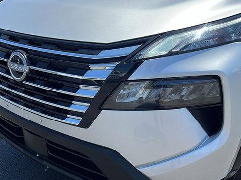 Used 2024 Nissan Rogue SV image 9