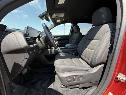 Used 2025 Chevrolet Traverse LT w/ Driver Confidence Package image 17