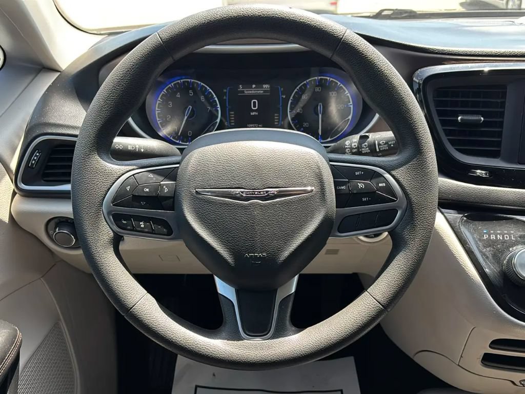Used 2017 Chrysler Pacifica LX FWD image 12