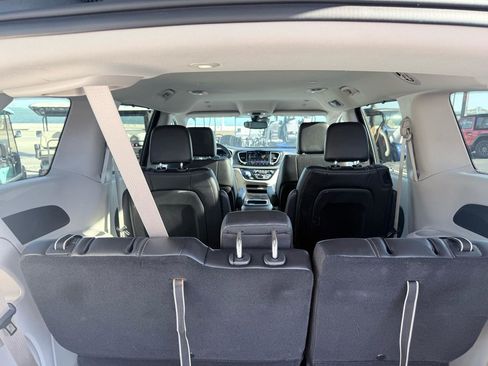 Used 2024 Chrysler Pacifica Touring-L image 10