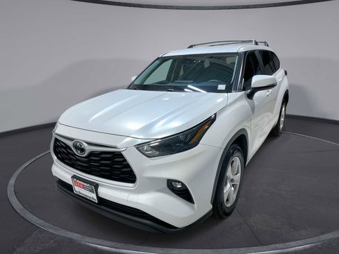 Used 2023 Toyota Highlander LE FWD image 1