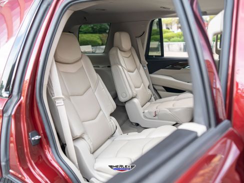 Used 2020 Cadillac Escalade Luxury w/ Escalade Sport Edition AWD/4WD image 18