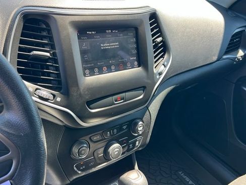 Used 2019 Jeep Cherokee Latitude w/ Popular Appearance Group AWD/4WD image 17