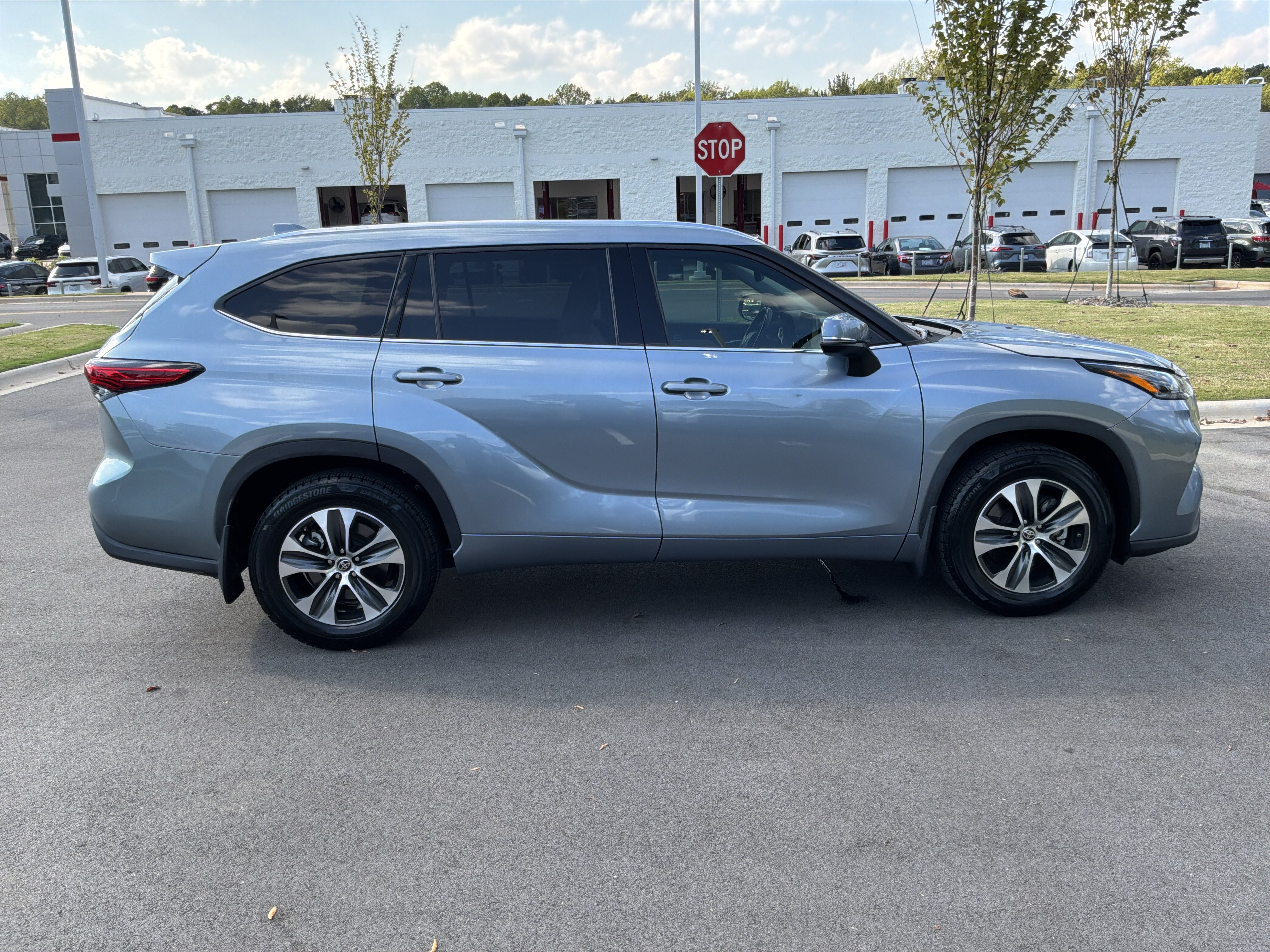 Used 2021 Toyota Highlander XLE FWD image 11