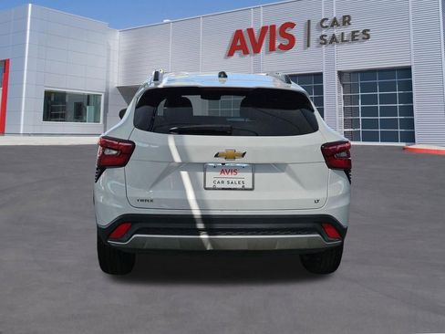 Used 2025 Chevrolet Trax LT w/ LT Convenience Package FWD image 5