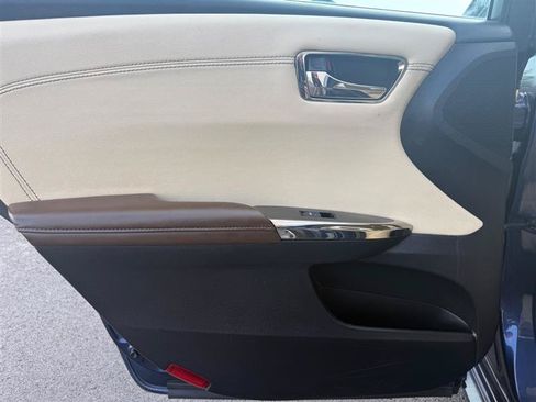 Used 2014 Toyota Avalon Limited w/ Technology Package FWD image 26