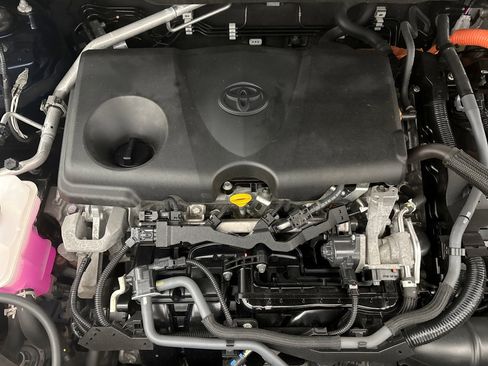 Used 2022 Toyota Venza LE image 25