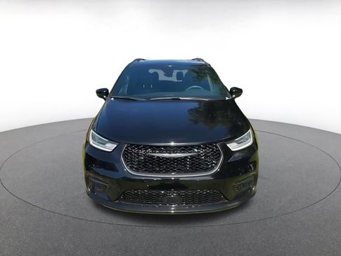 Used 2025 Chrysler Pacifica Limited FWD image 4