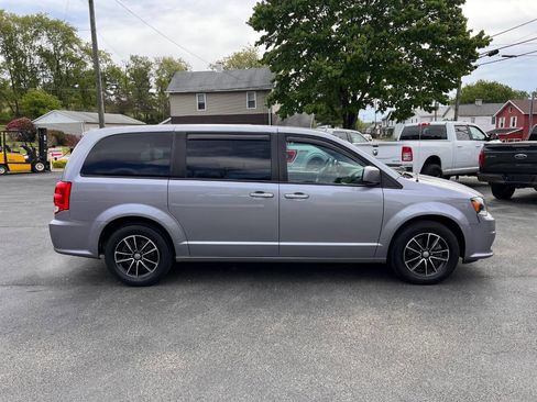 Used 2019 Dodge Grand Caravan SXT w/ Blacktop Package FWD image 4