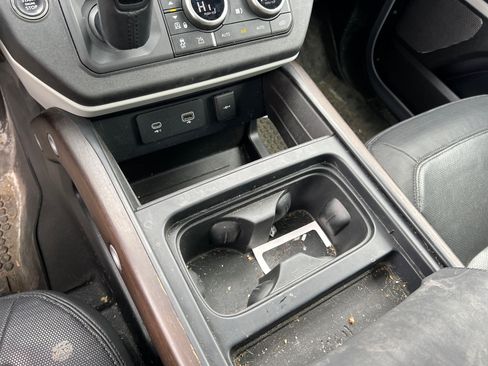 Used 2023 Land Rover Defender 110 X-Dynamic SE image 32