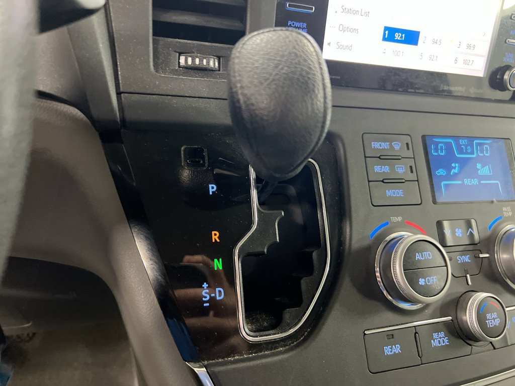 Used 2018 Toyota Sienna LE FWD image 16