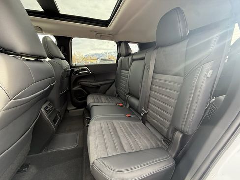 Used 2025 Mitsubishi Outlander SE image 25