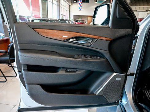 Used 2016 Cadillac Escalade Luxury AWD/4WD image 15