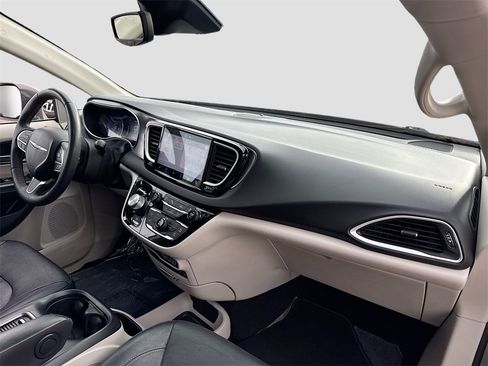 Used 2022 Chrysler Pacifica Touring-L image 29