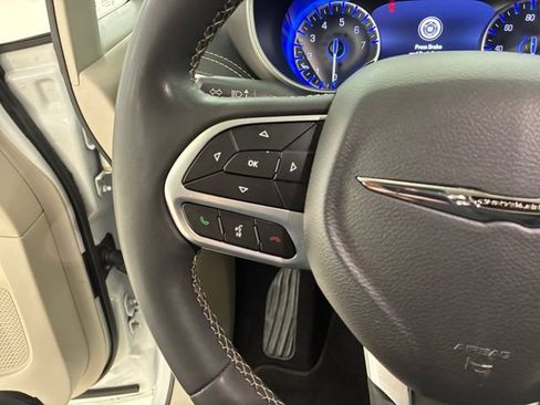 Used 2023 Chrysler Pacifica Touring-L FWD image 23