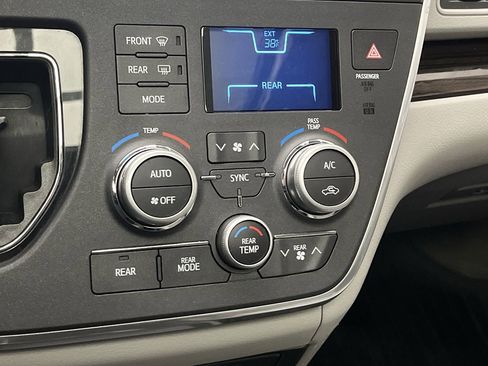 Used 2017 Toyota Sienna XLE Premium image 23