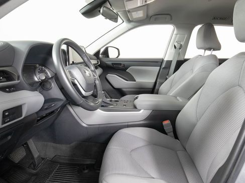 Used 2023 Toyota Highlander LE image 11