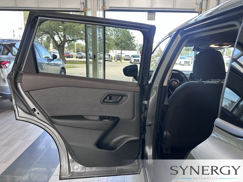 Used 2023 Nissan Rogue S FWD image 23